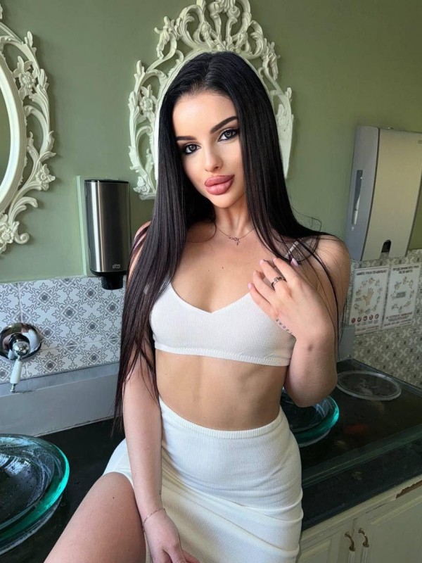 Яна привлекательная девушка из Молодогвардейска цена от 9000 руб